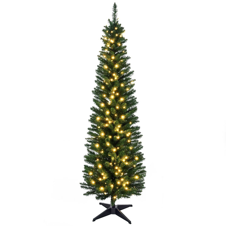 Slankt juletre med varmhvite lys i stue