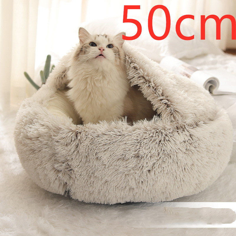 Katt i rund plysjseng med hette