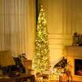 Smalt grønt juletre med varmhvite lys