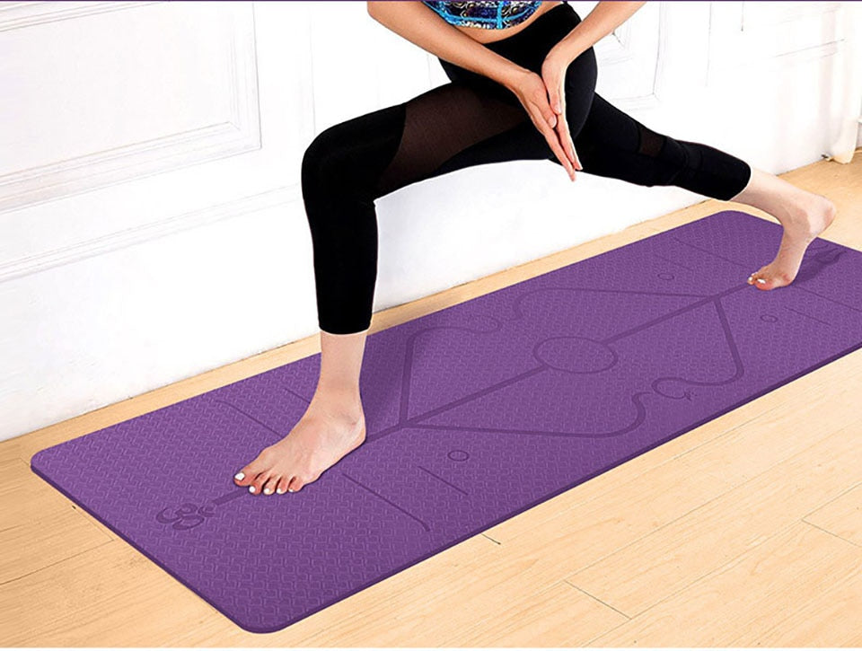 Sklisikker yogamatte med linjer i lilla