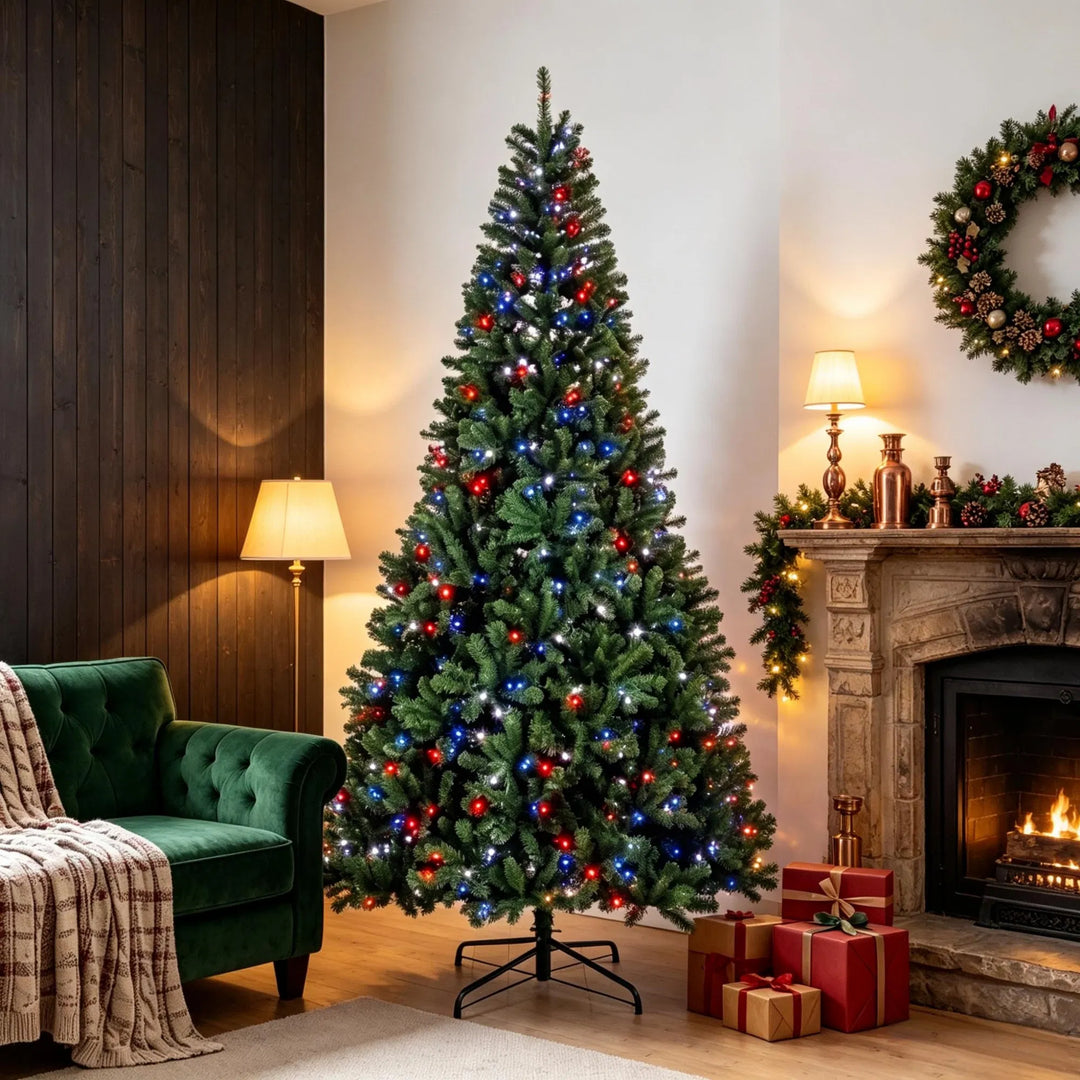 Stort juletre med fargerike LED-lys