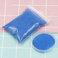 Farget magisk sand i vann