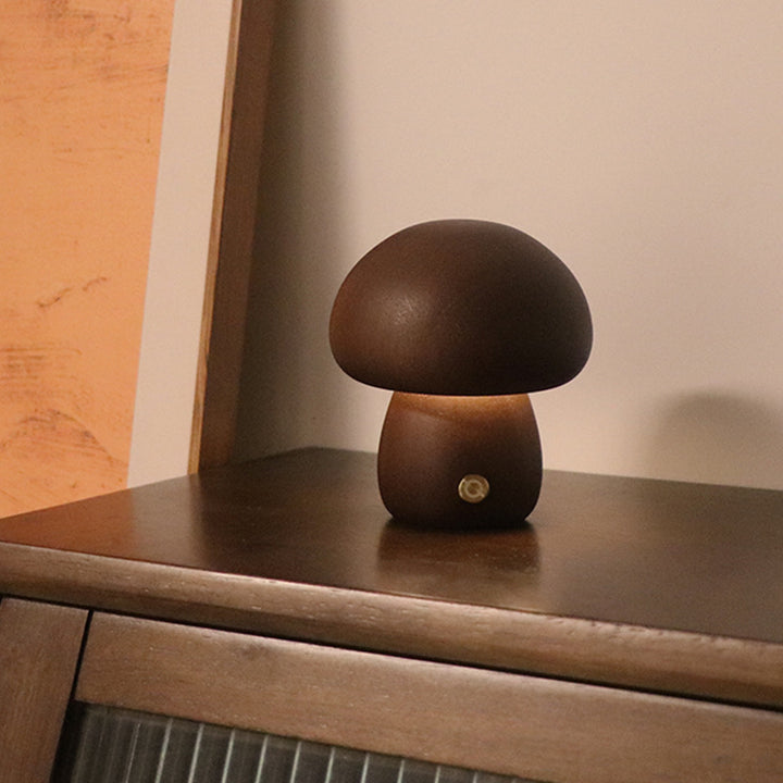 Nattlampe formet som sopp i tre