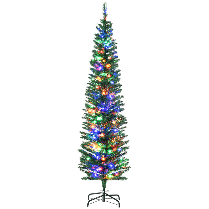 Smalt grønt juletre med fargerike lys