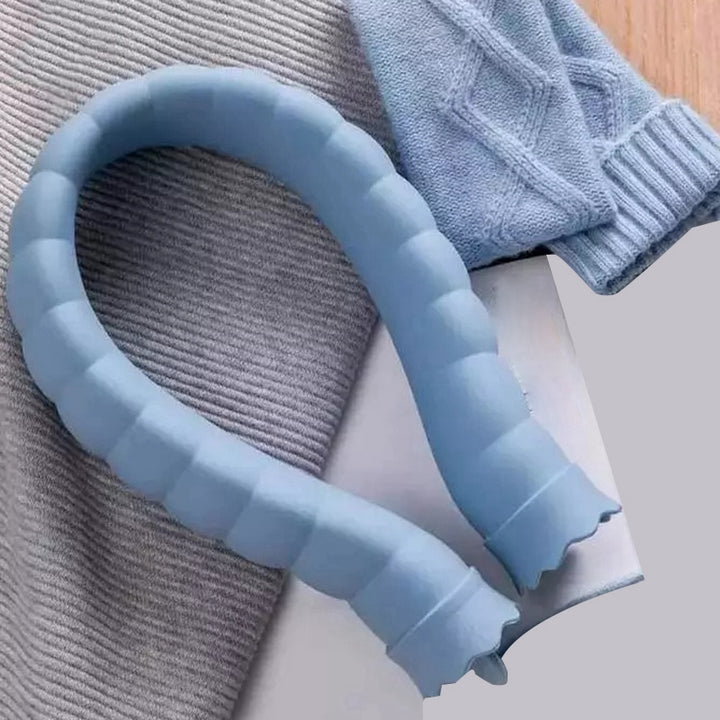 U-formet varmeflaske for nakke og skuldre – med strikket trekk