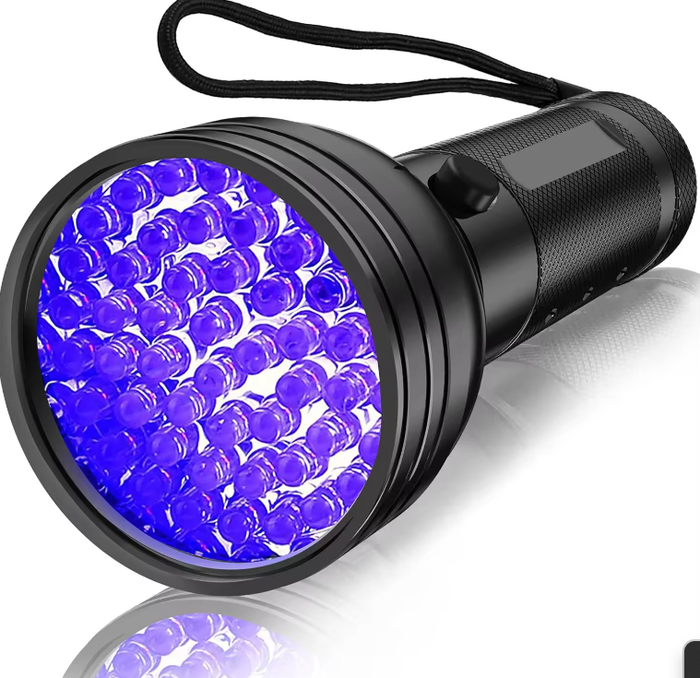 Vikbua™ UV-lommelykt med 51 LED som avslører flekker fra dyr