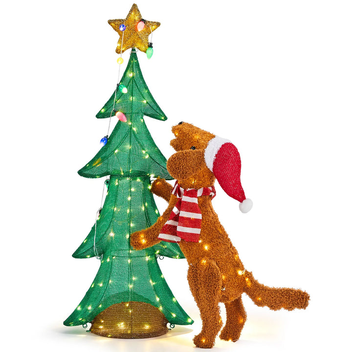 Lysende juletre med plysjhund som klatrer