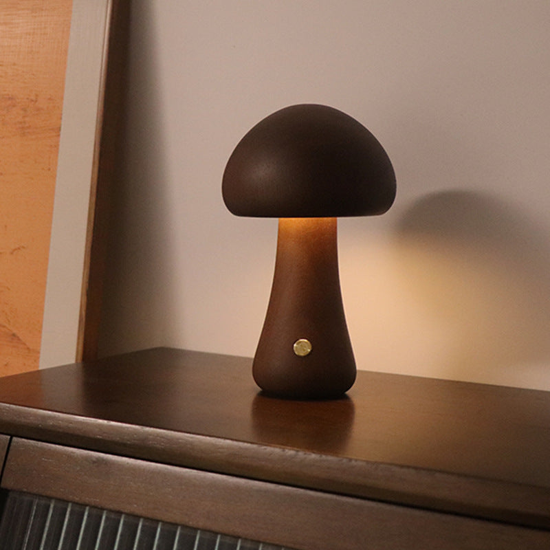 Nattlampe formet som sopp i tre