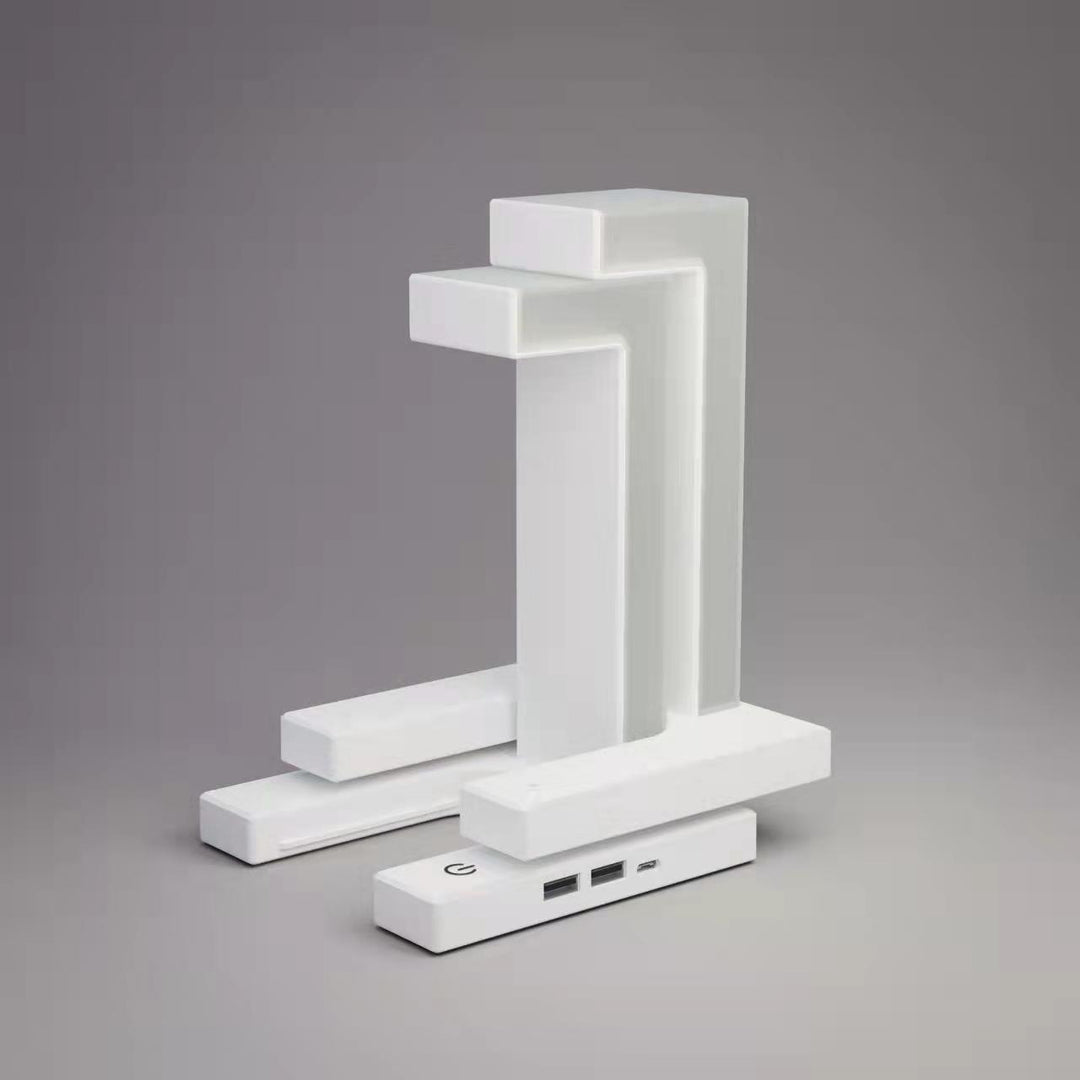 Hvit svevende lampe med mobillader