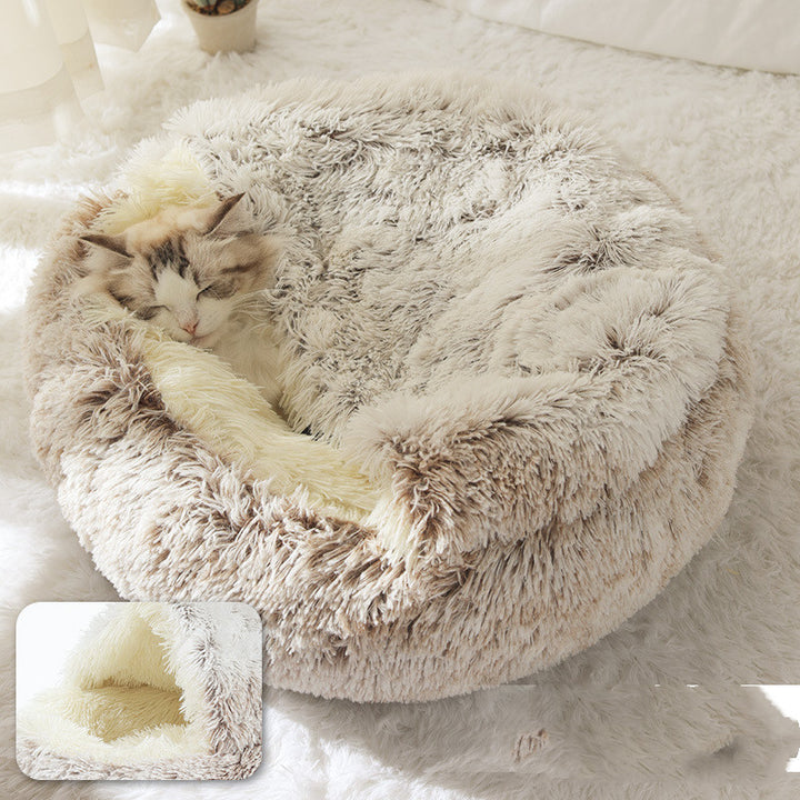 Katt i rund plysjseng med hette