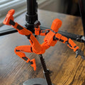 Bevegelig robotfigur i positur