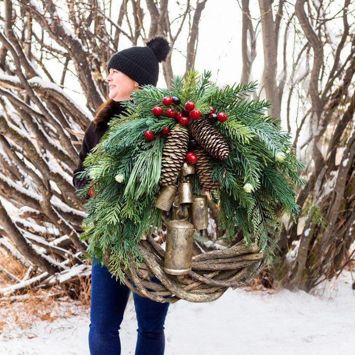 Vikbua™ Håndlaget rustikk julekrans med kongler og gullbjeller