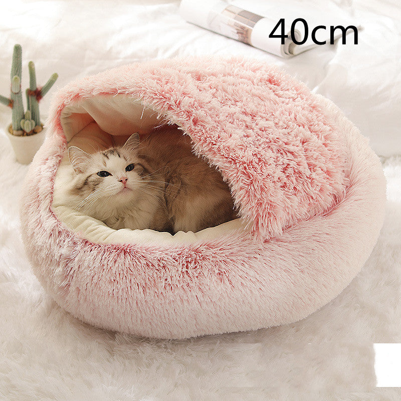 Katt i rund plysjseng med hette