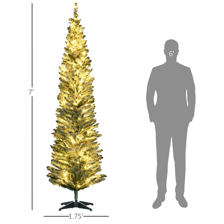 Smalt grønt juletre med varmhvite lys