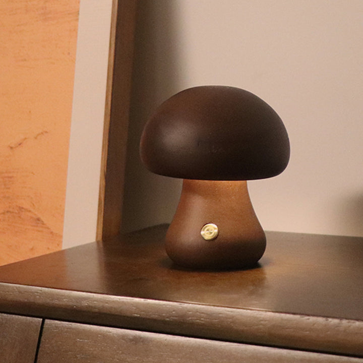 Nattlampe formet som sopp i tre