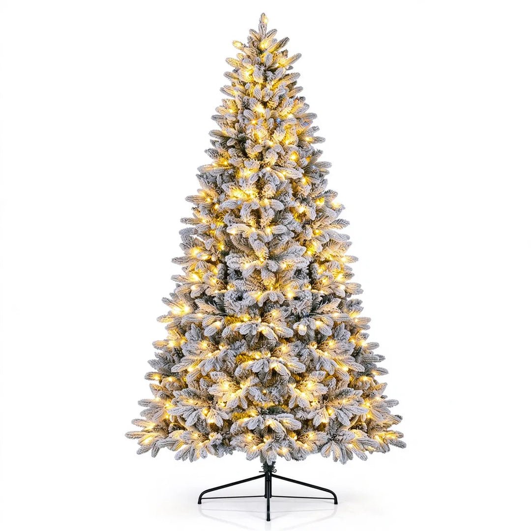 Halvt snødekt juletre inntil vegg
