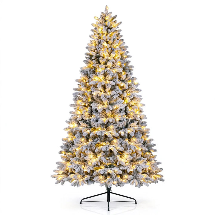 Halvt snødekt juletre inntil vegg