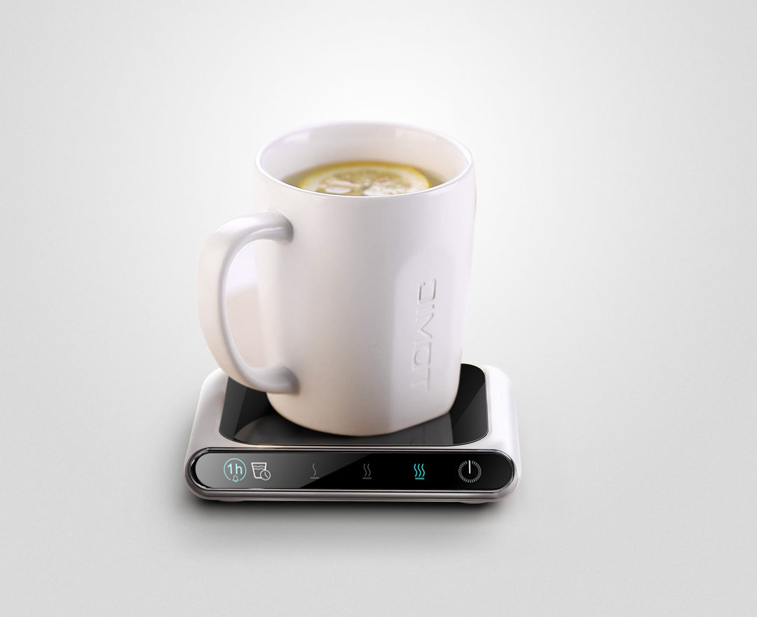 Hvit koppvarmer med glassplate og kaffekopp