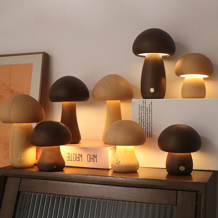 Nattlampe formet som sopp i tre