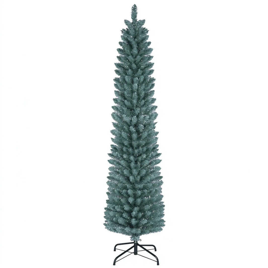 Smalt frostet juletre i stue