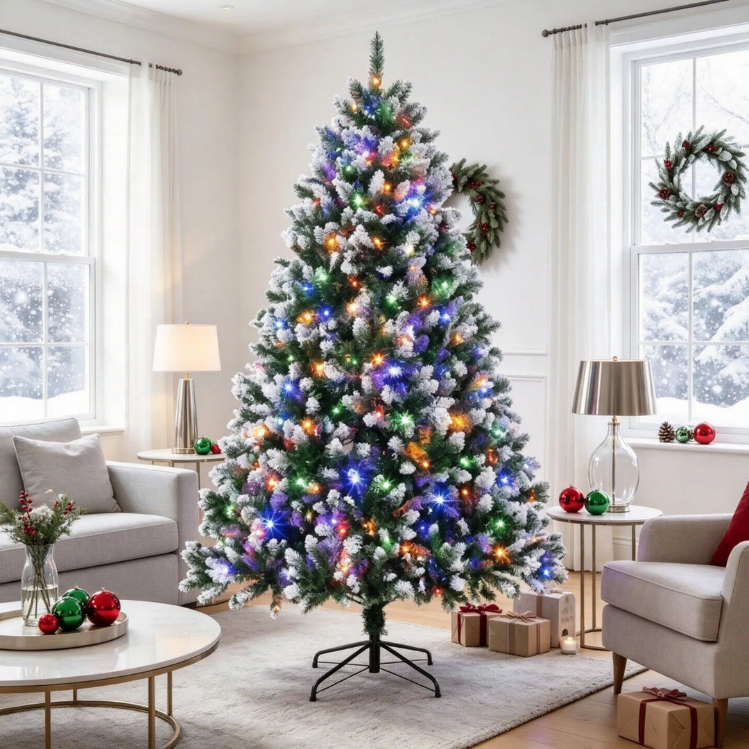 Stort juletre med snøtupper og lys