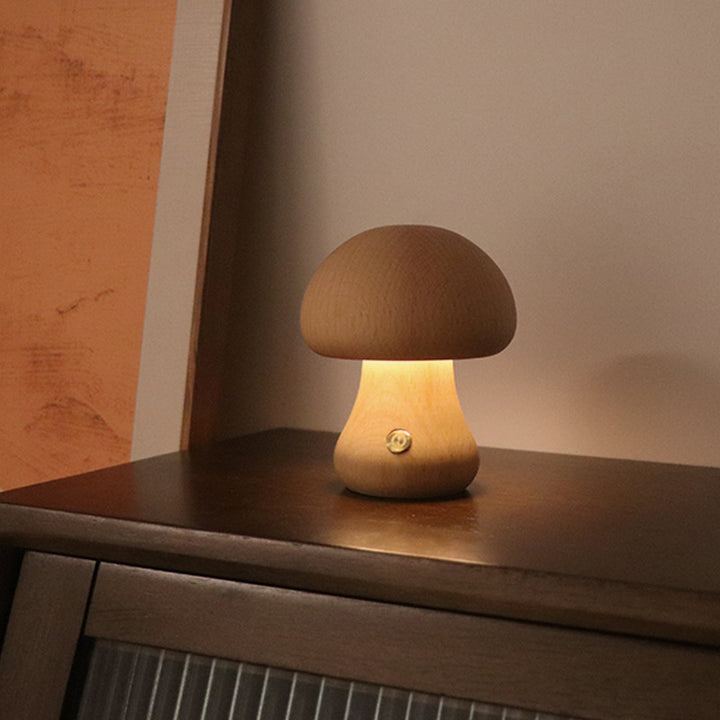 Nattlampe formet som sopp i tre