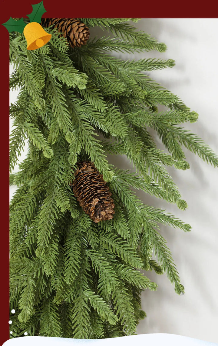 Rustikk julekrans med furutupper og kongler