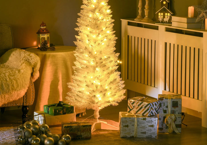 Lite hvitt juletre med varmhvite lys