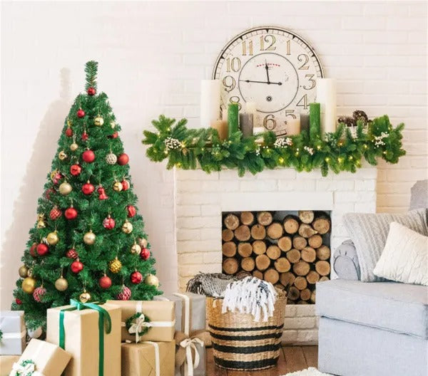 Lite grønt kunstig juletre uten pynt