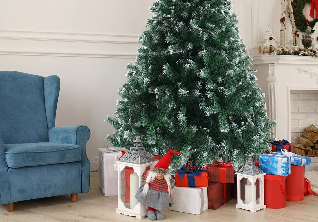 Lysegrønt juletre med hvite tupper