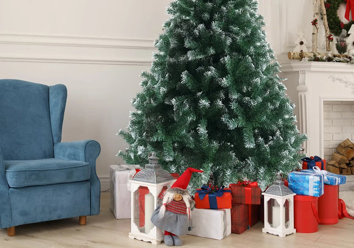 Lysegrønt juletre med hvite tupper