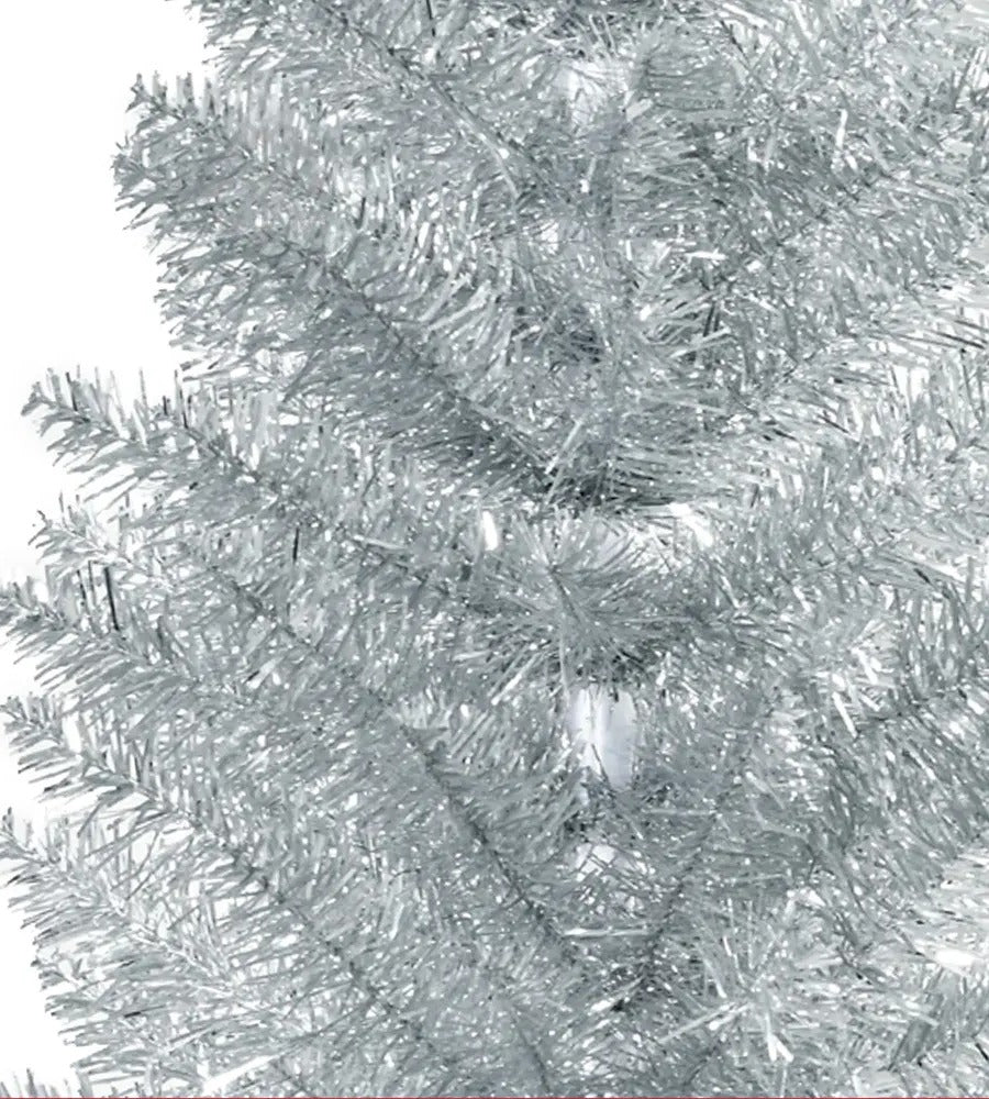Smalt sølvfarget juletre uten pynt