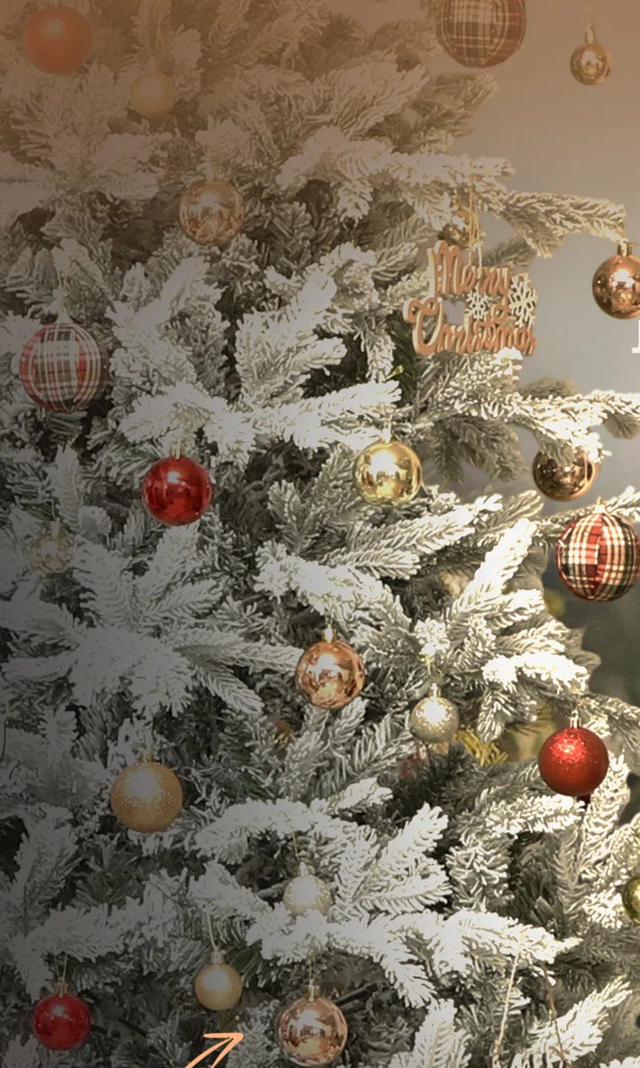 Stort snødekt juletre i fyldig granform