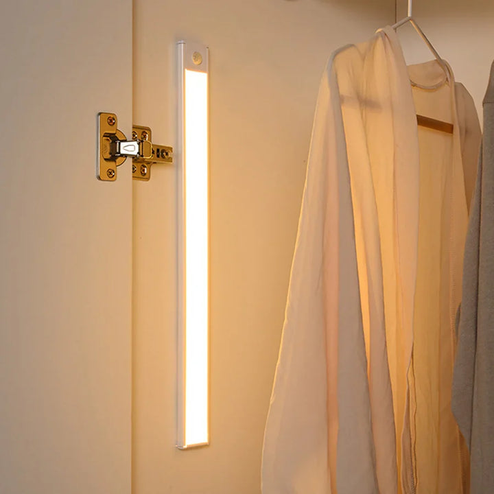 Vikbua™ Supertynn garderobelys med bevegelsessensor og dimbar LED