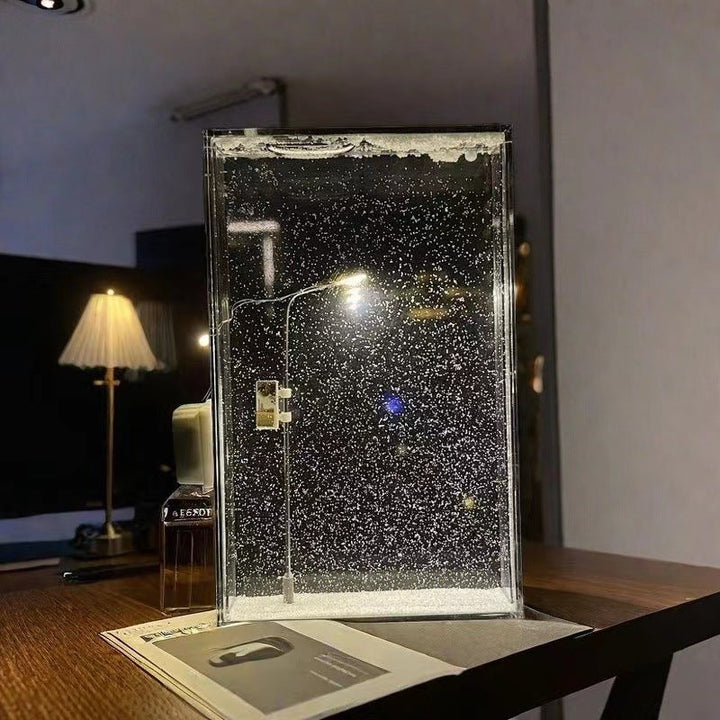 Vikbua™ Nattlampe gatelykt med snø – lysende vinterscene i miniatyr