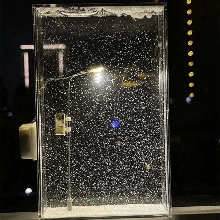Vikbua™ Nattlampe gatelykt med snø – lysende vinterscene i miniatyr