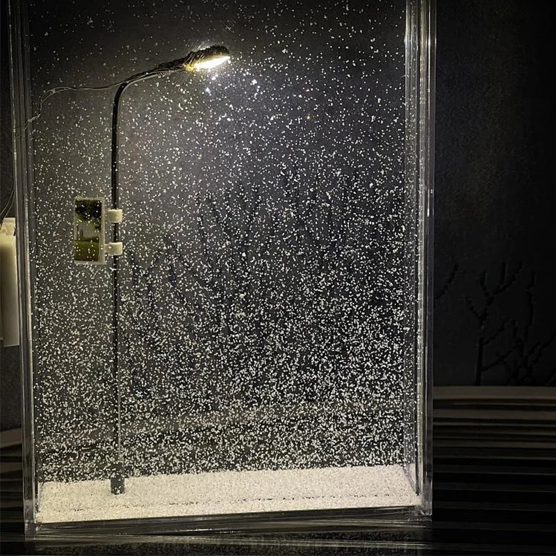 Vikbua™ Nattlampe gatelykt med snø – lysende vinterscene i miniatyr