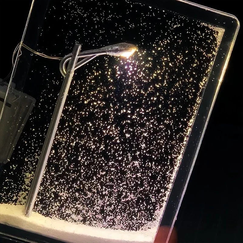 Vikbua™ Nattlampe gatelykt med snø – lysende vinterscene i miniatyr