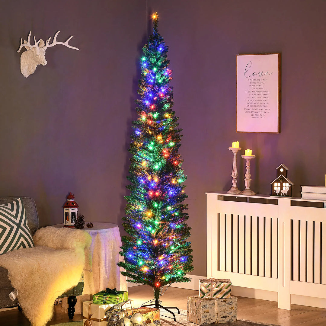 Smalt grønt juletre med fargerike lys