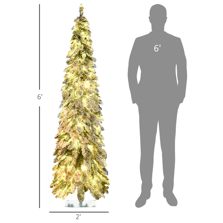 Smalt snødekt juletre med fargelys