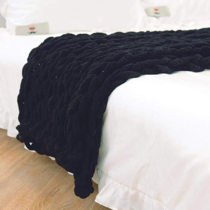 Vikbua™ Grovstrikket pledd i chenille med store løkker