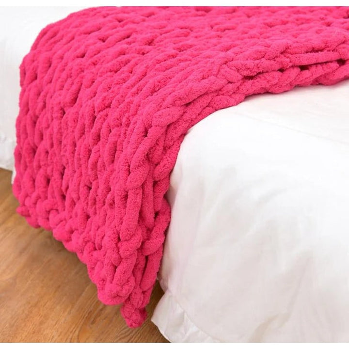 Vikbua™ Grovstrikket pledd i chenille med store løkker