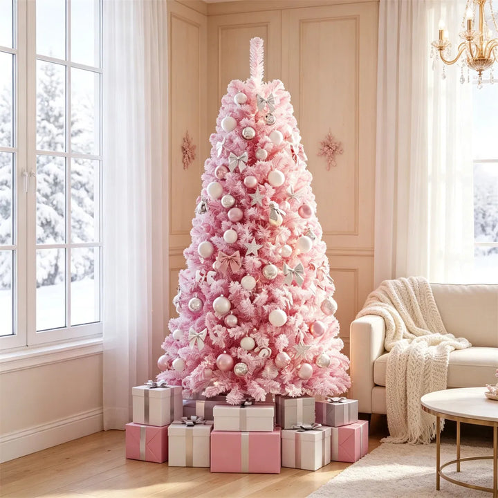 Rosa snødekt juletre med varmhvite lys