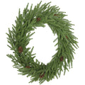 Grønn julekrans med kongler på dør