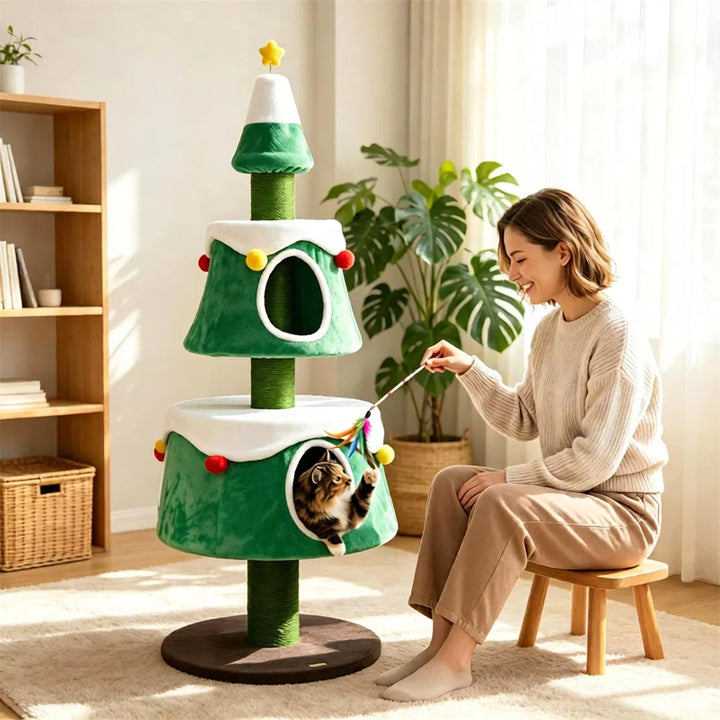 Kattetre formet som juletre med plysjhuler