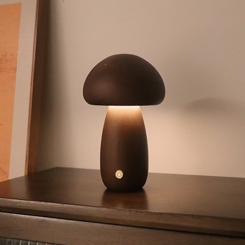 Nattlampe formet som sopp i tre