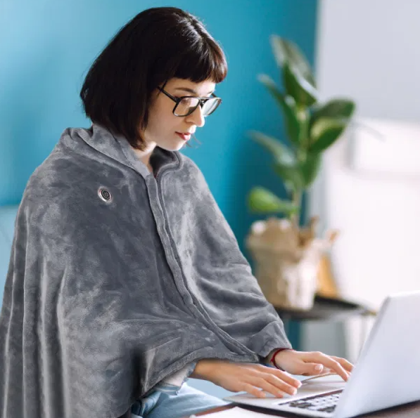 Grått oppvarmet ponchosjal med glidelås