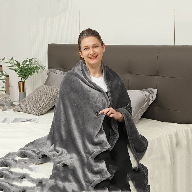 Kvinne med brunt oppvarmet fleecesjal