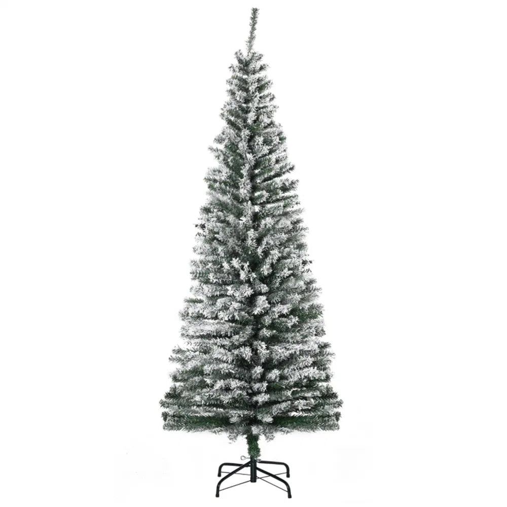 Smalt juletre med hvit kunstsnø