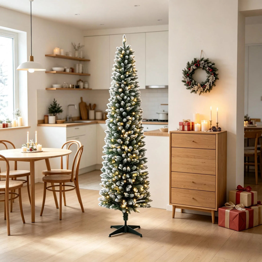 Smalt frostet juletre med fargelys